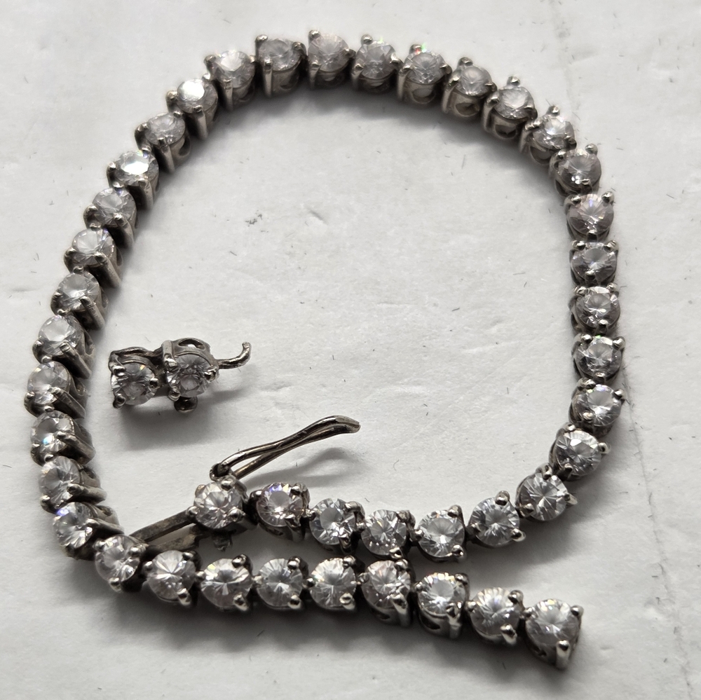 Elegant Silver Bracelet with Clear Stones